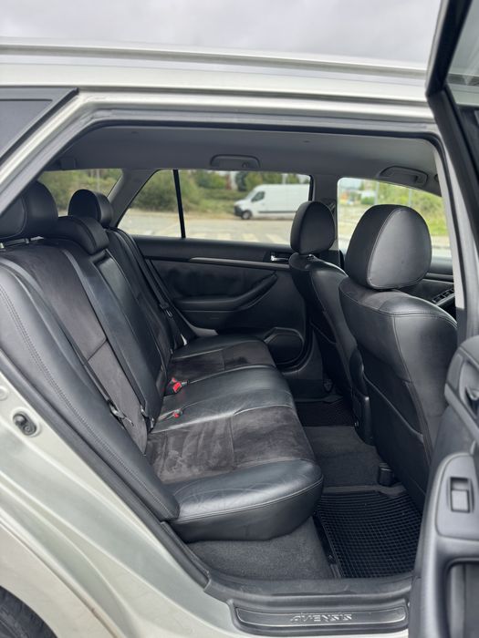 Toyota avencis 2.2 D-cat D4D full extras