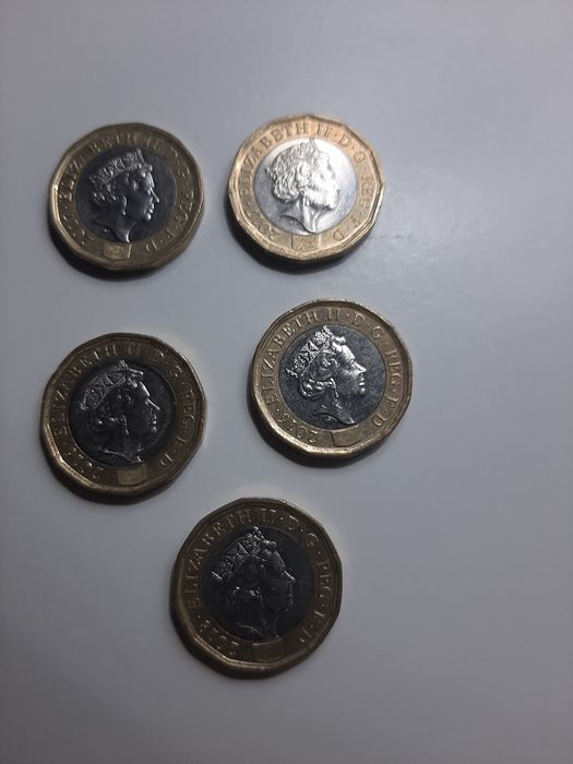 Moedas one pound...