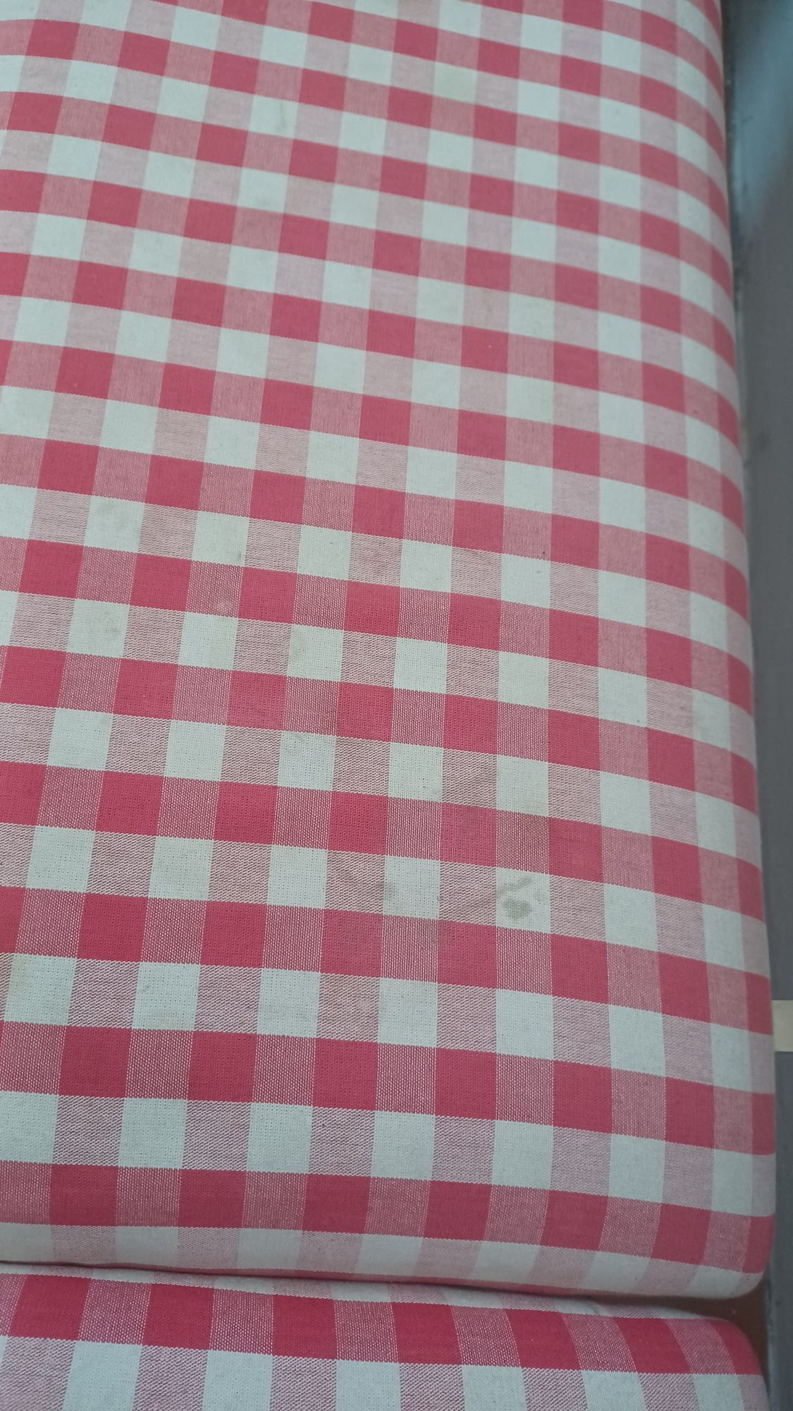 2 bancos xadrez vermelho e branco