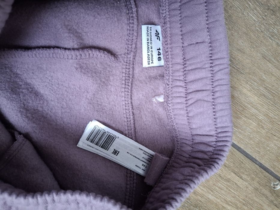 Nowe spodnie dresowe 4F dla dziewczynki r. 146