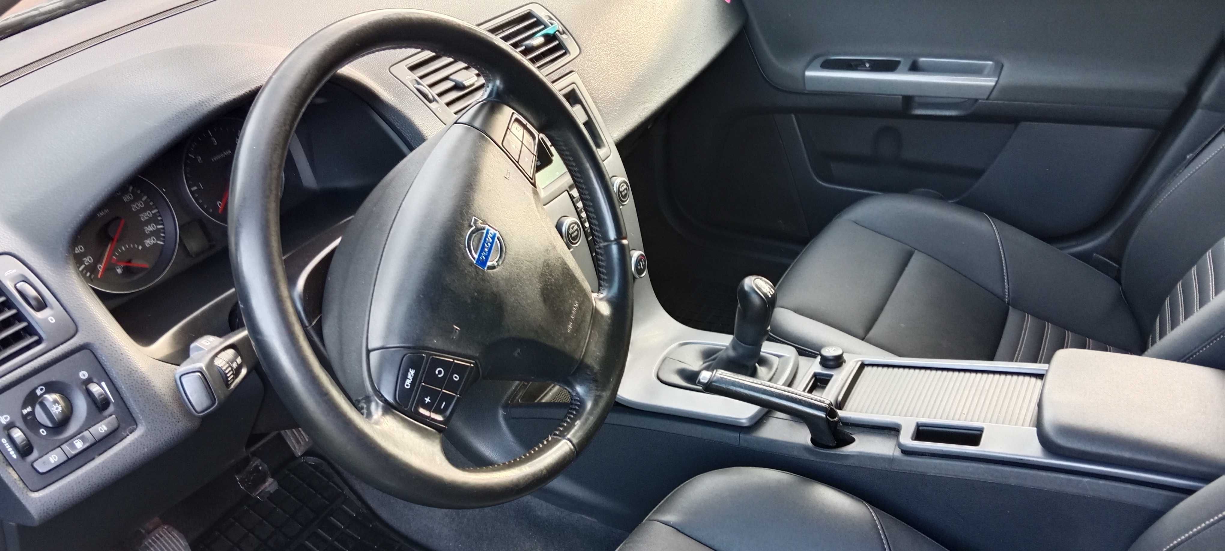 Sprzedam auto uszkodzone blacharsko jak widać na zdjęciach.