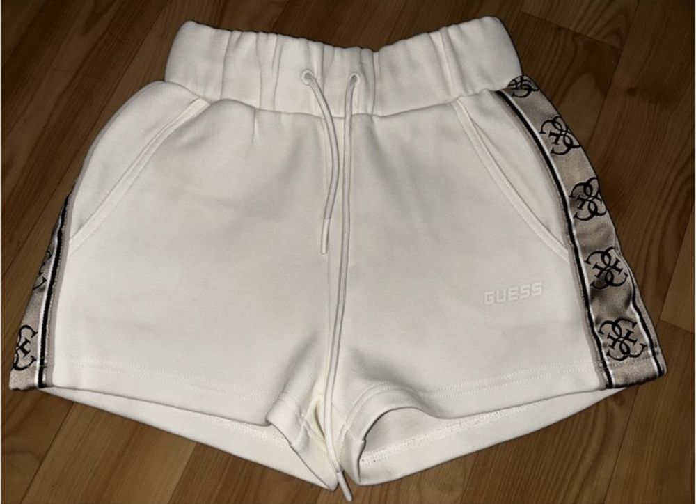 Костюм с шортами Guess