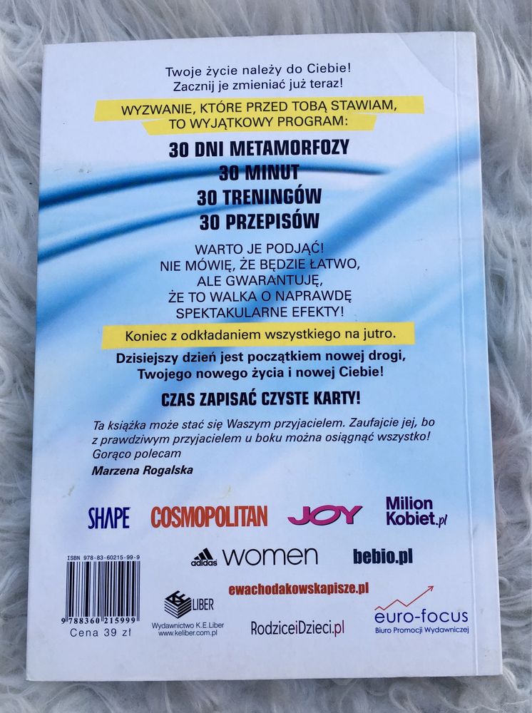 Książka Zmień swoje życie z Ewą Chodakowską oraz zakładka gratis.