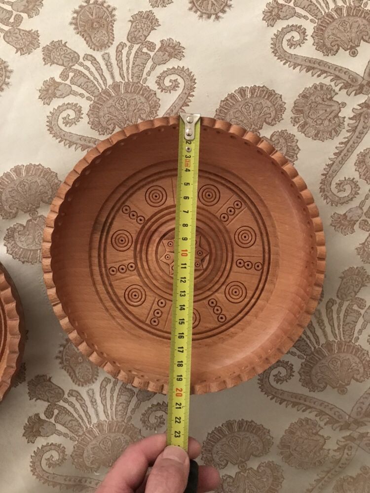 Набор деревянных резных тарелок - сувенир из Украины. Ручная работа.
