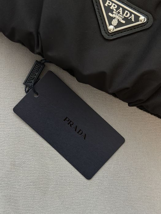 Жіноча шапка Prada