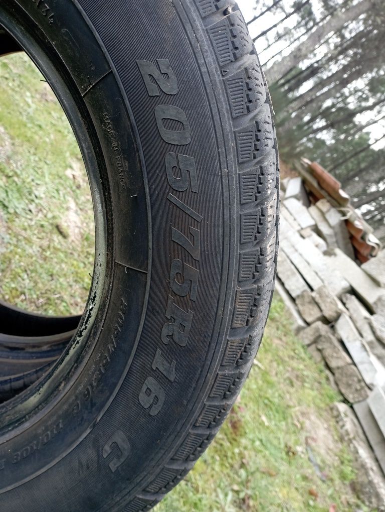 Pneus 205/75 R16