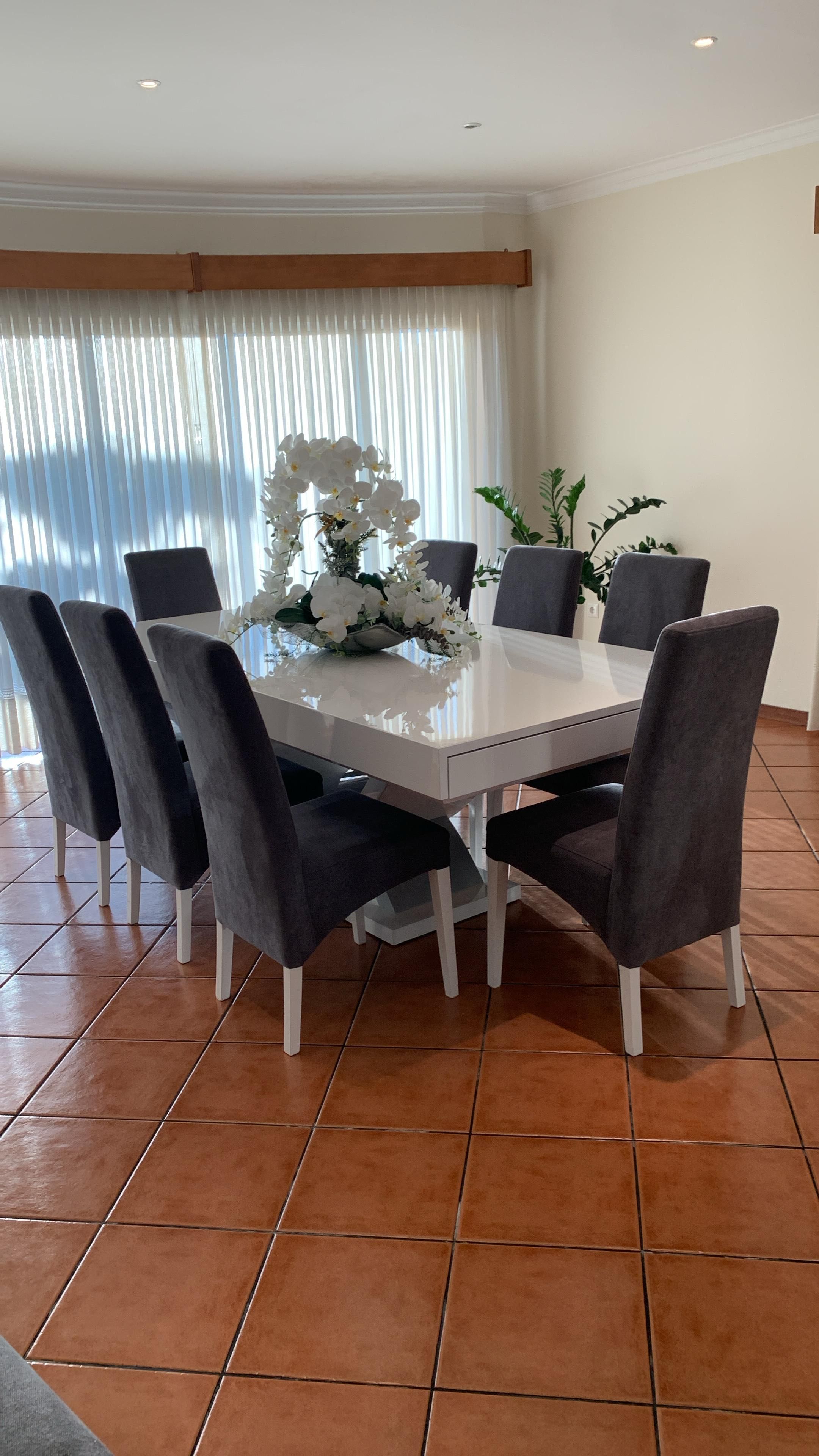 Vendo sala de jantar com apenas 1 ano