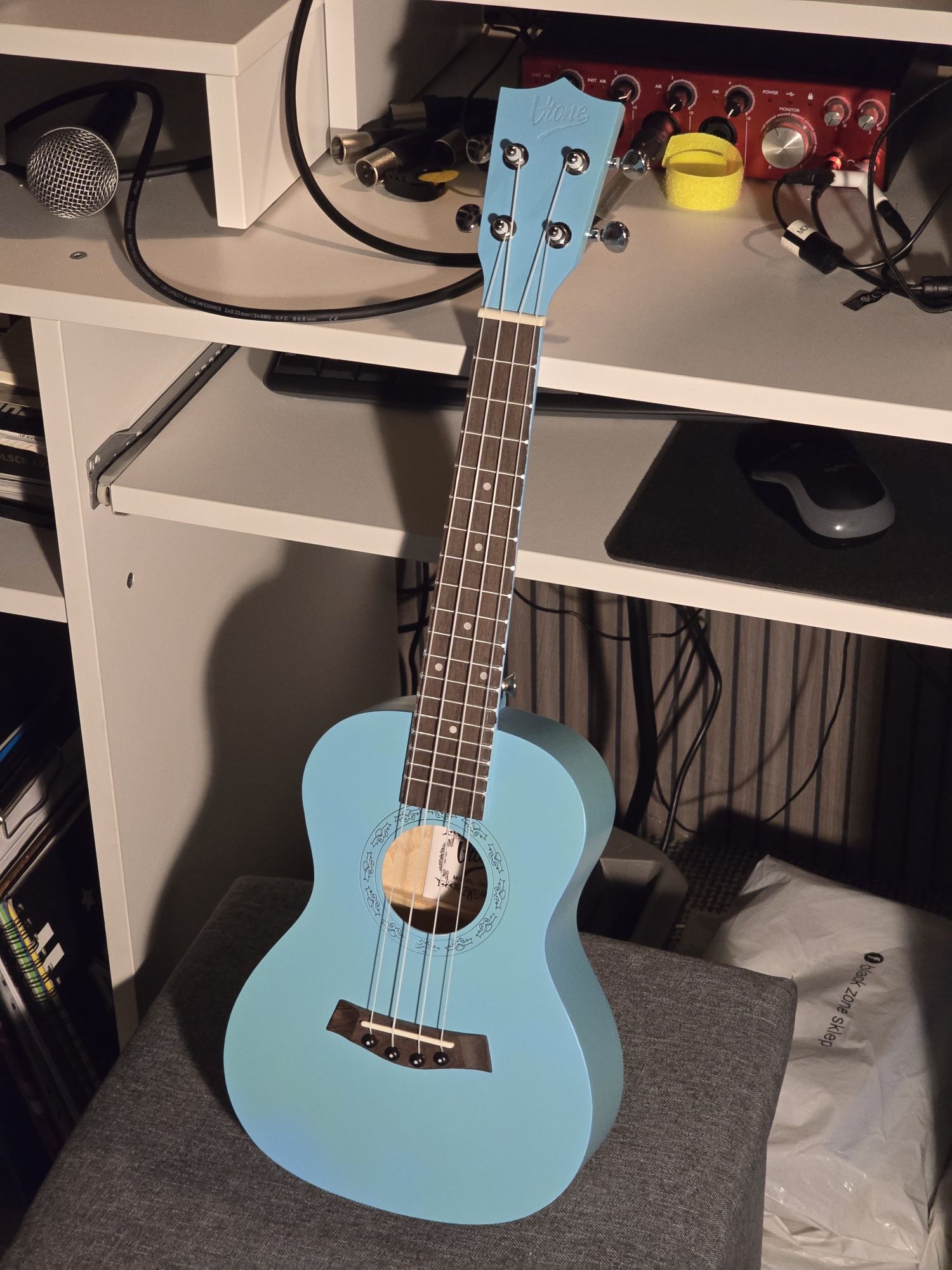 Mikser, statyw, gitara, ukulele
