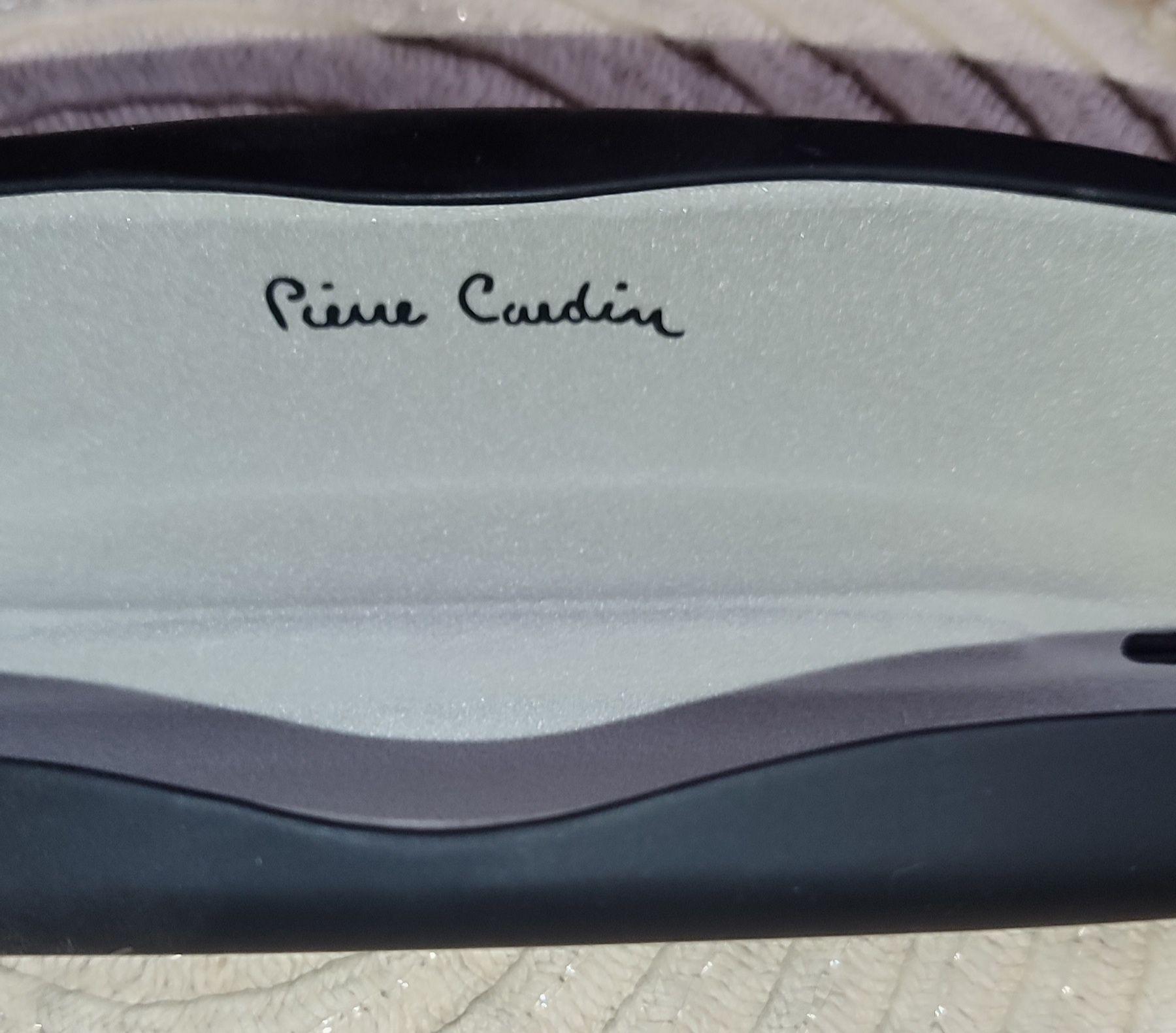 Czarne etui na okulary