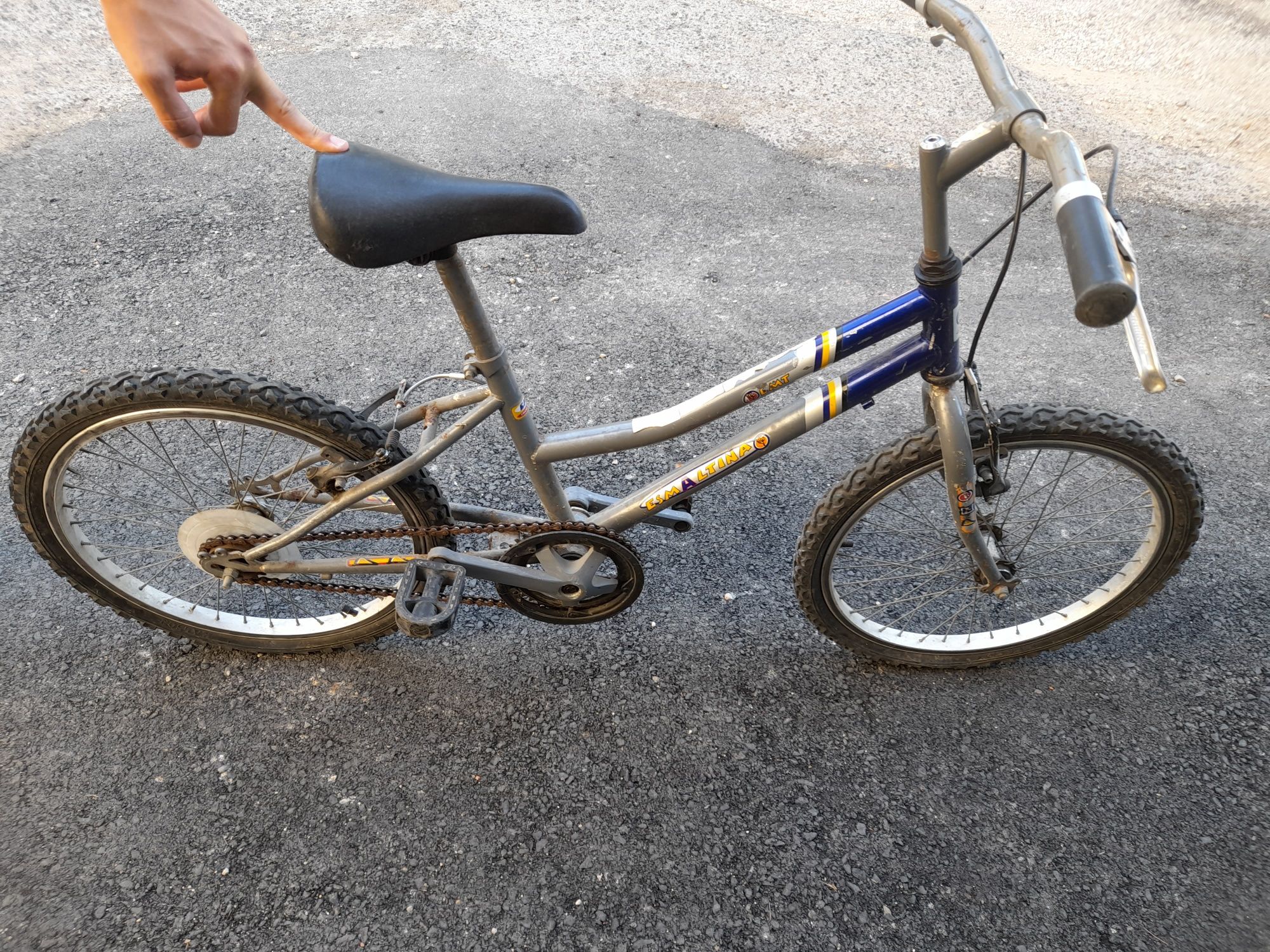 Bicicleta + capacete de criança