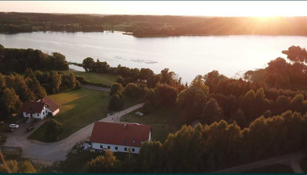 Noclegi nad jeziorem Narie. Pokoje. Prywatna plaża. 4 km od Kretowin