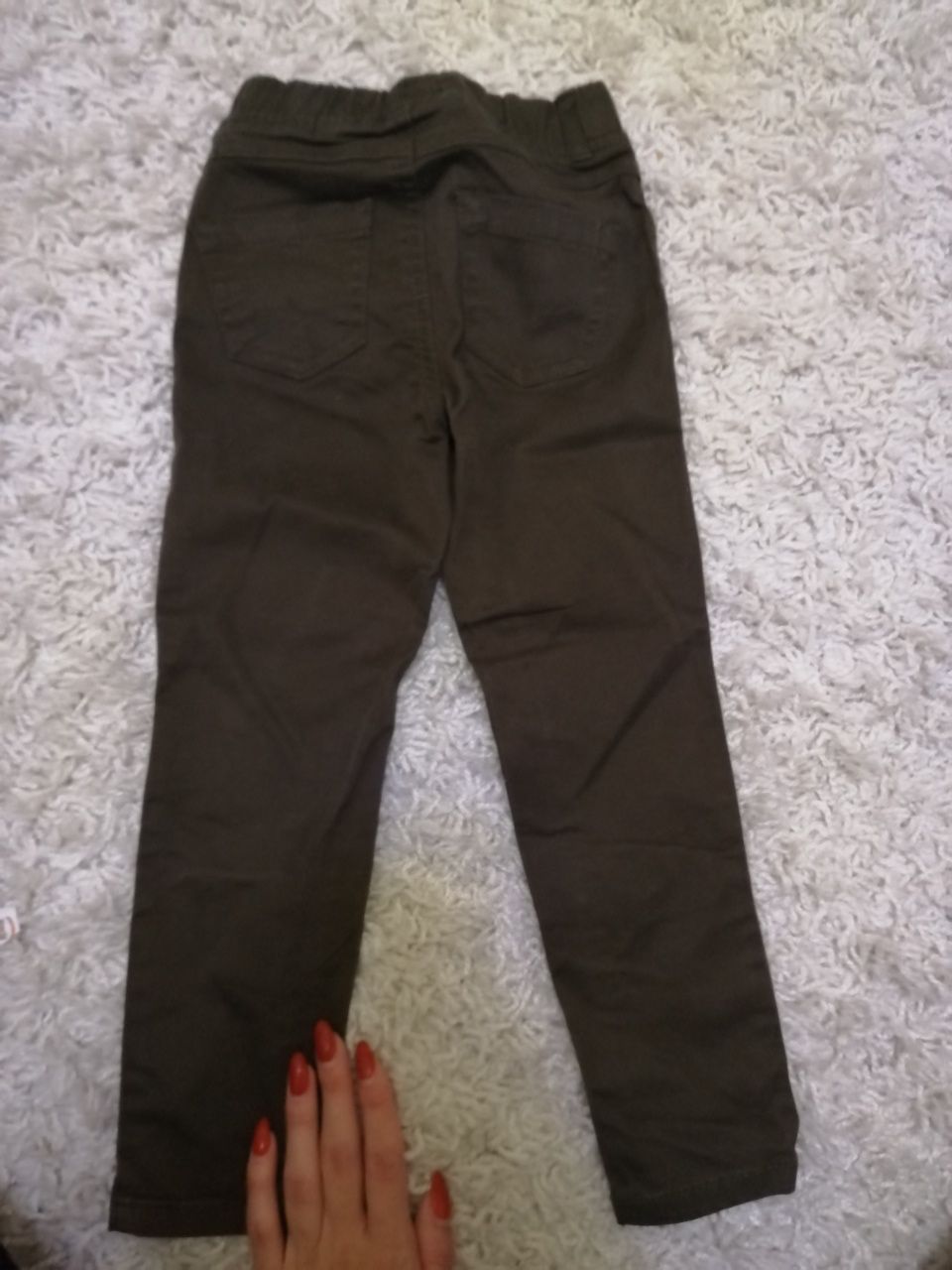 Spodnie khaki kolor zieleń ciemna rurki Reserved 104