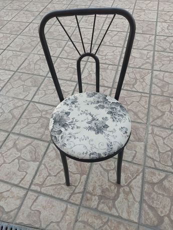 Cadeiras pretas de ferro