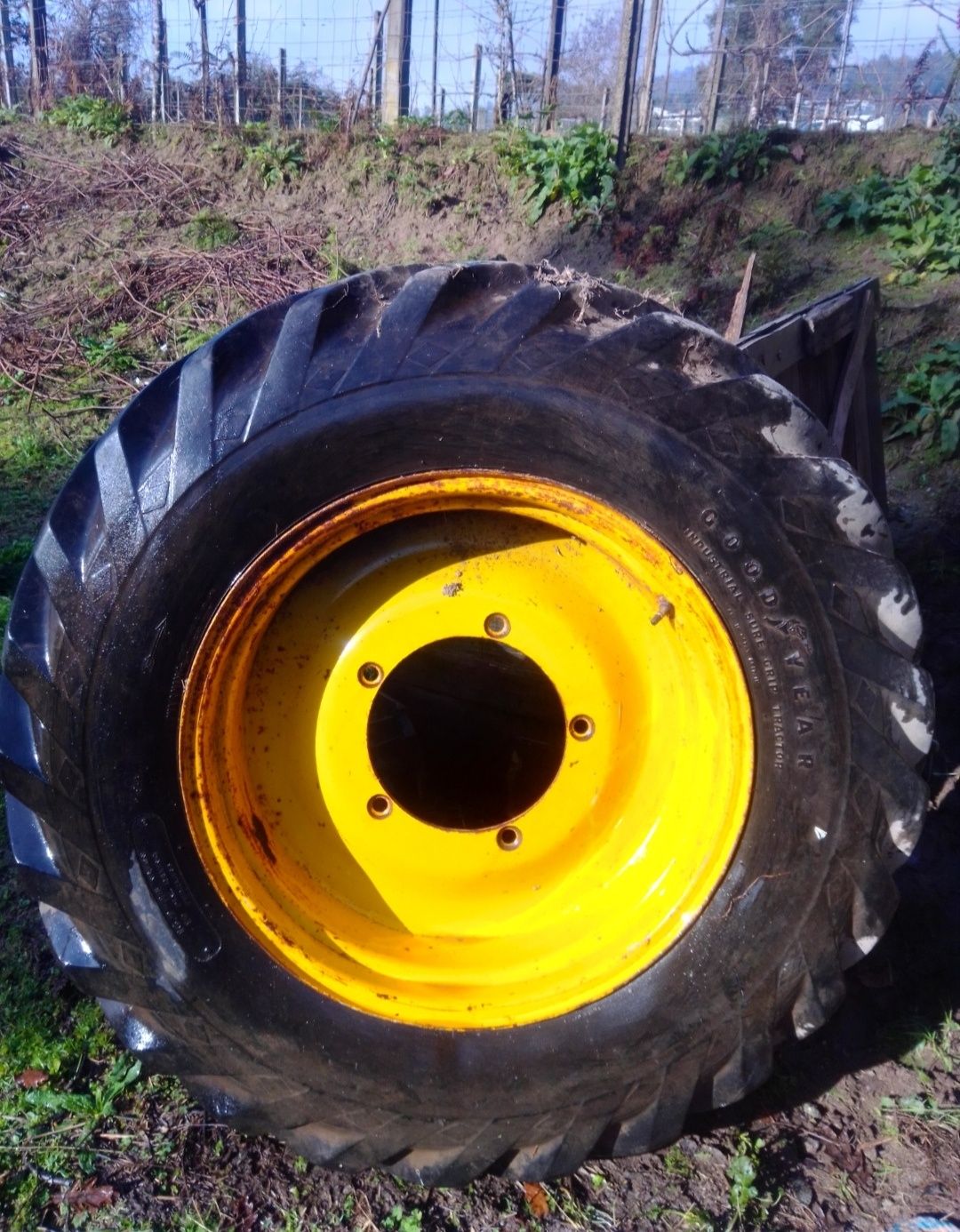 Pneu retroescavadora JCB