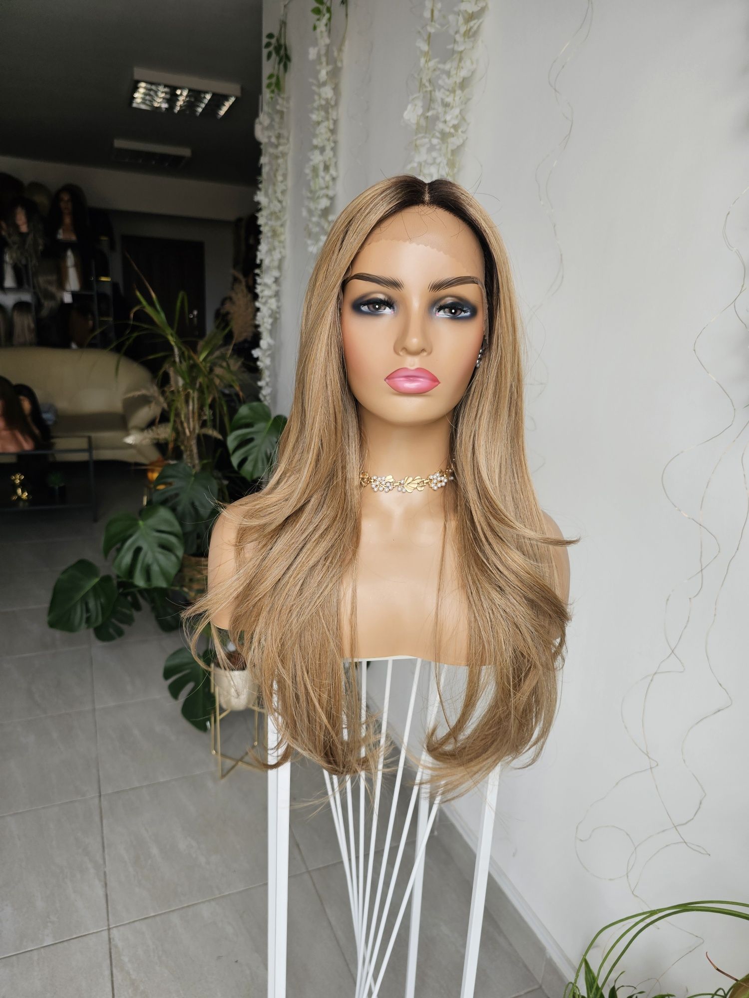 Długa peruka piaskowo-beżowy blond z odrostem Miranda naturalna fryzur