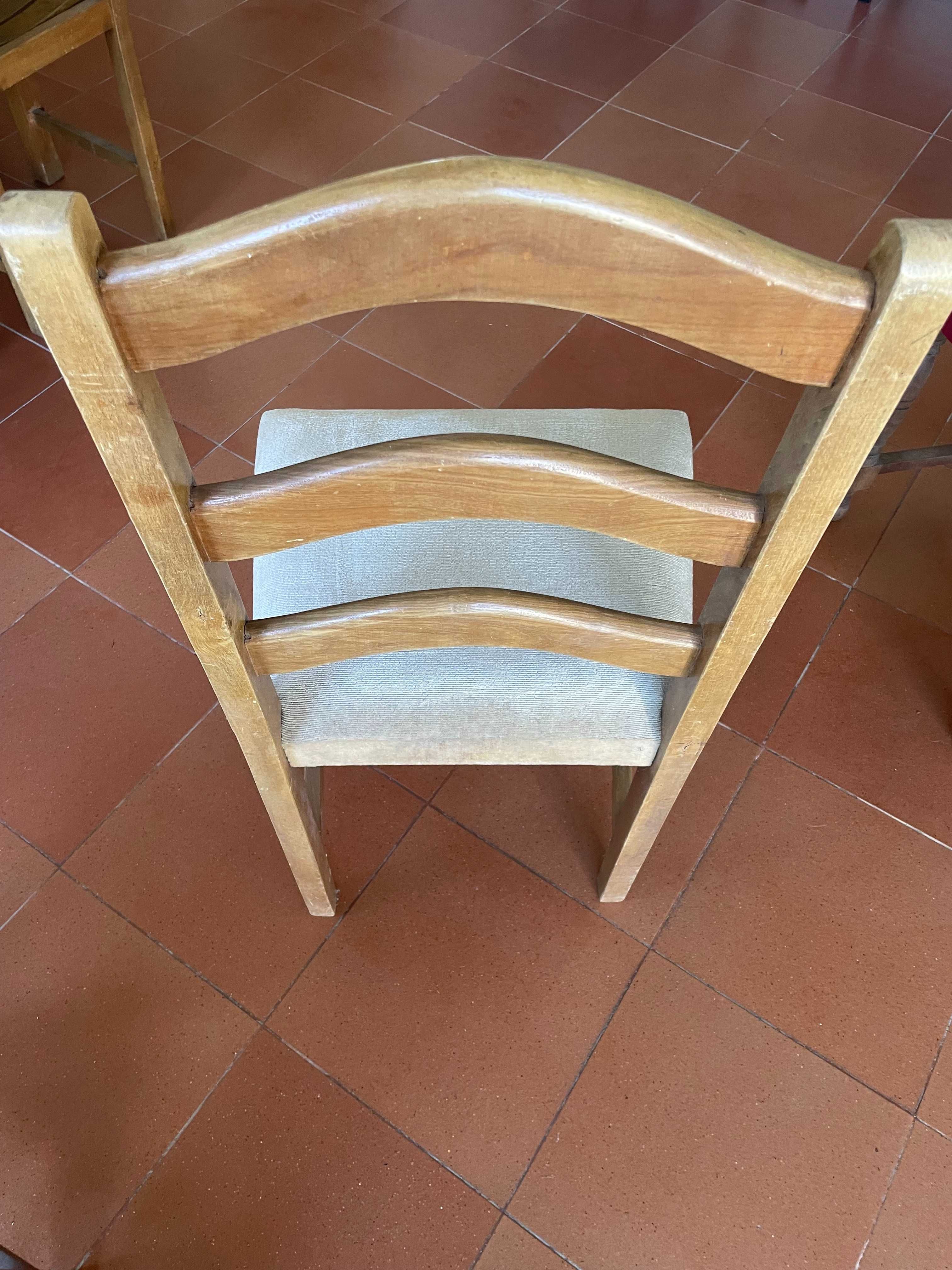 Cadeiras de madeira estofadas
