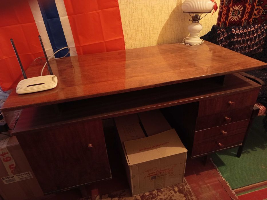 Письмовий стіл з полицями