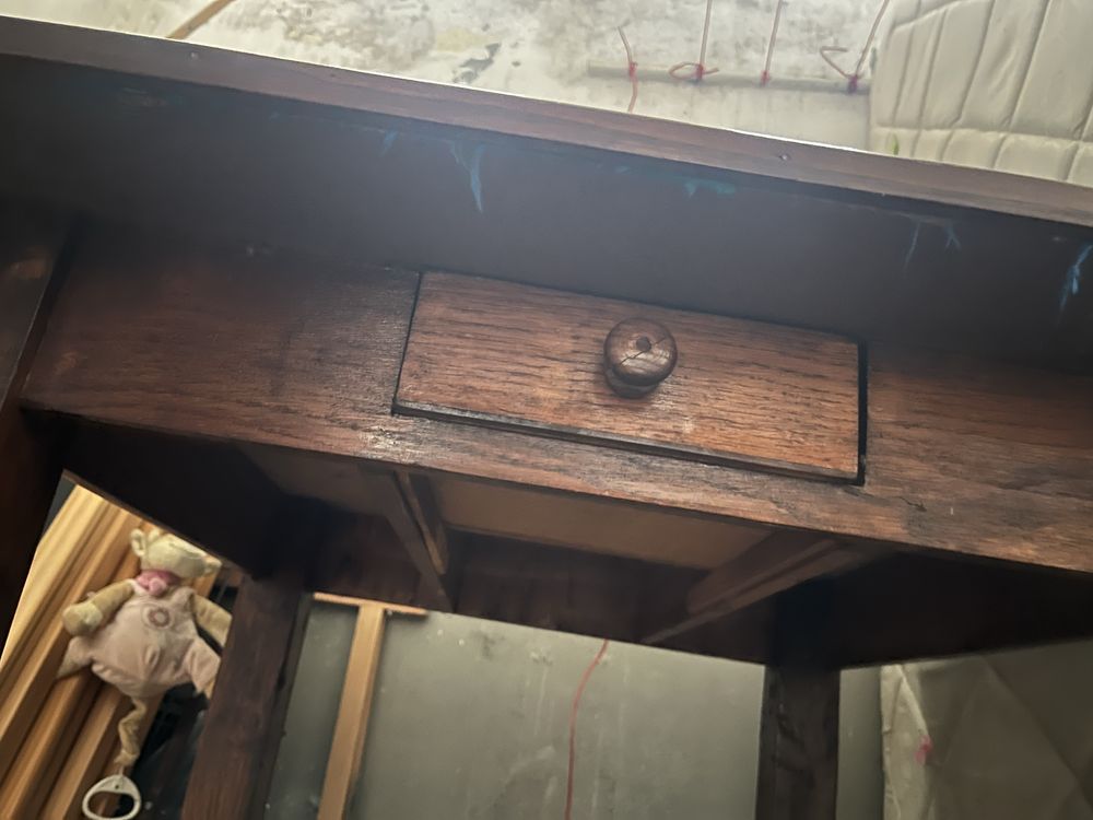 Mesa de jogos com pano de bilhar .