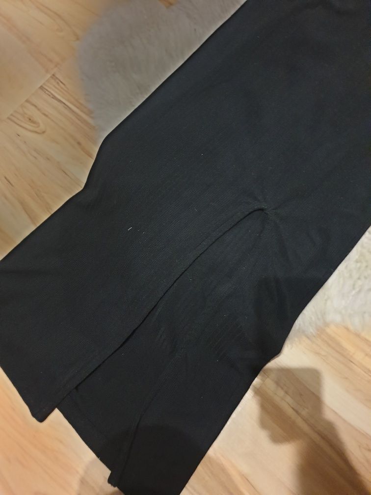 Dopasowma sukienka z rozcięciem czarna