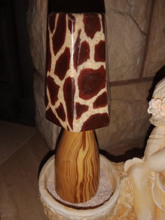 Kwietnik lub świecznik dziewczynka z kamienia