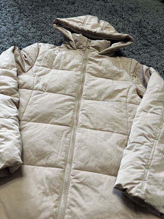 Жіночий бежевий пуховик