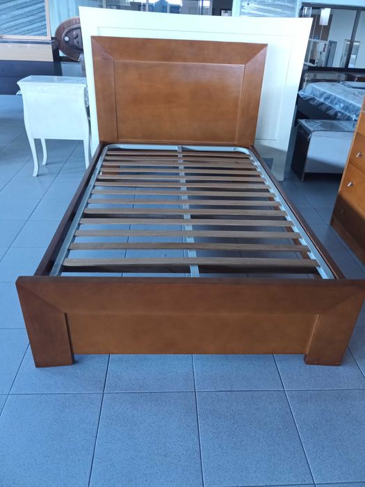 Cama madeira c/ estrado de ripas + cómoda