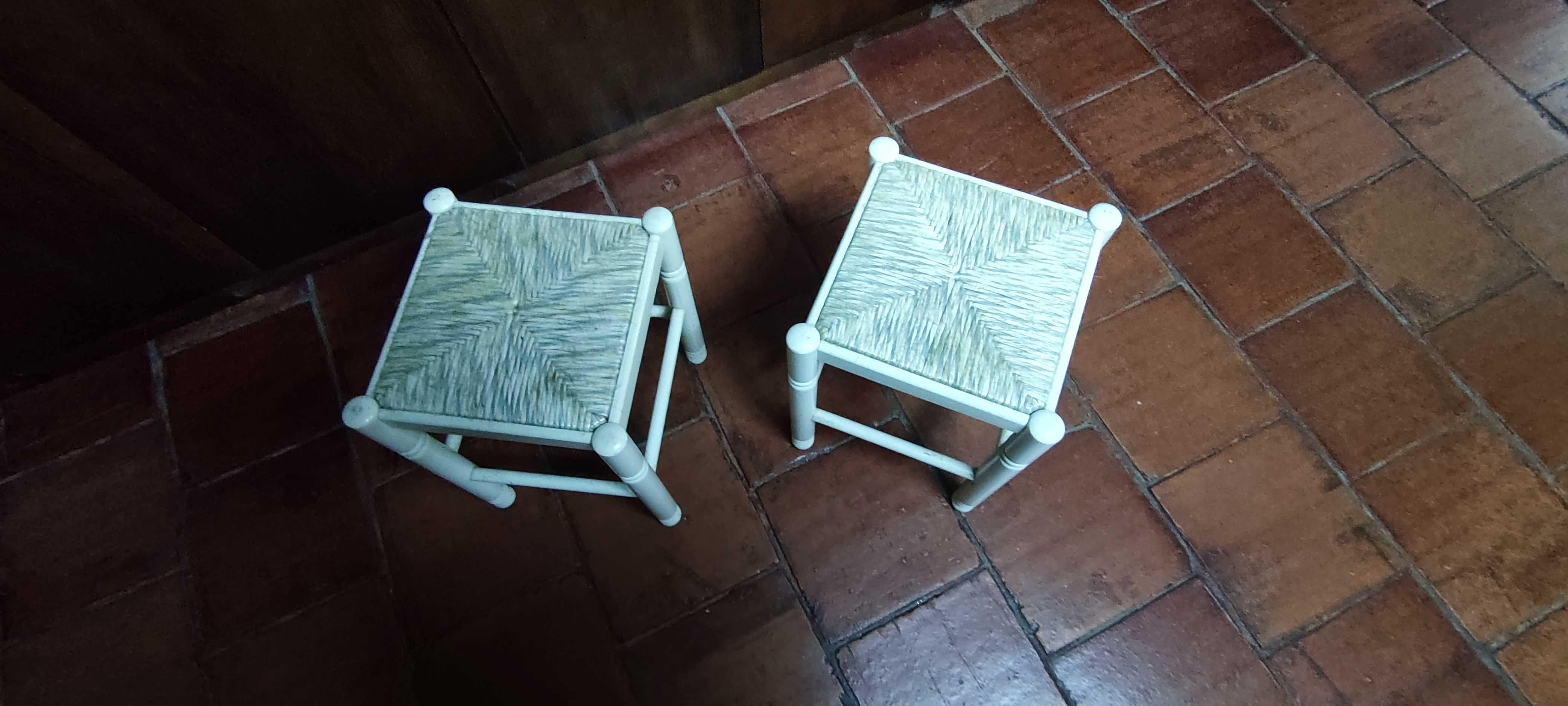 Mesa de cozinha madeira + 4 cadeiras e 2 bancos em bom estado