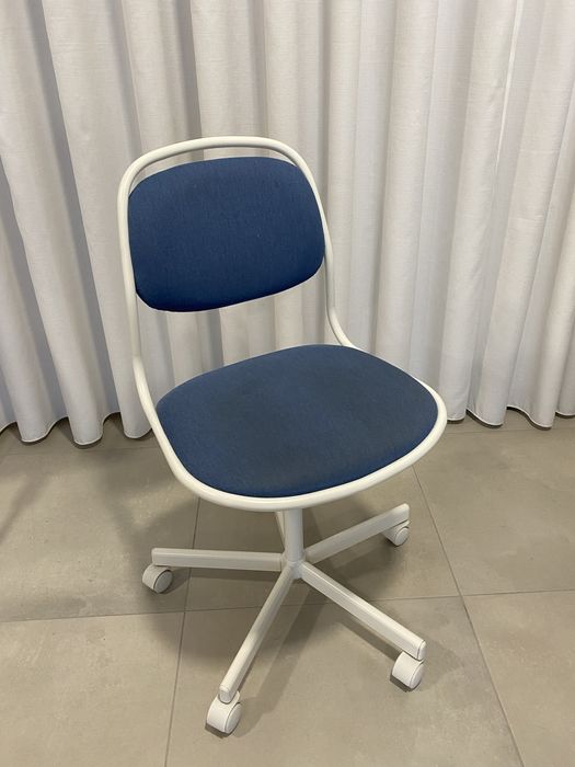Cadeira criança IKEA azul com rodas