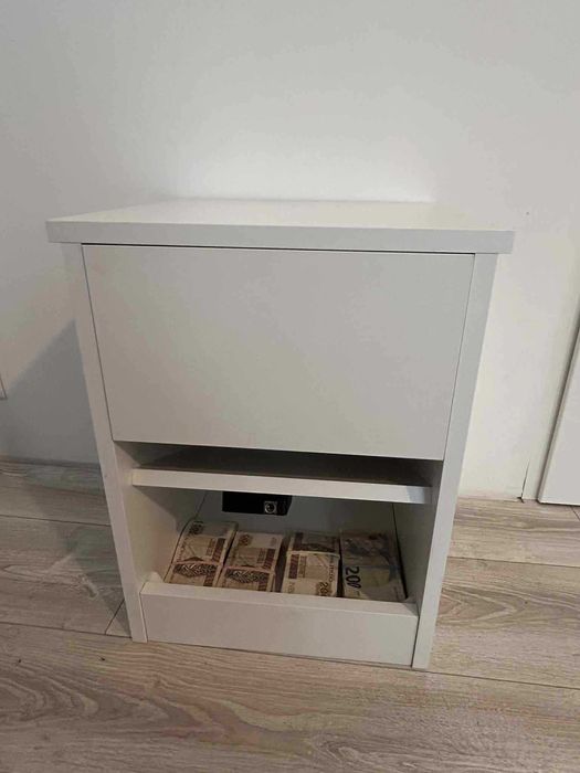 Szafka nocna z ukrytym schowkiem otwieranym kartą