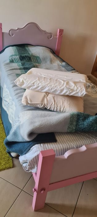 2 camas  com colchão e mesa cabeceira