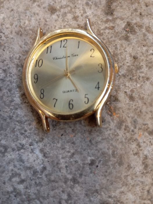 Vendo este relógio muito bonito bom estado a trabalhar muito bem