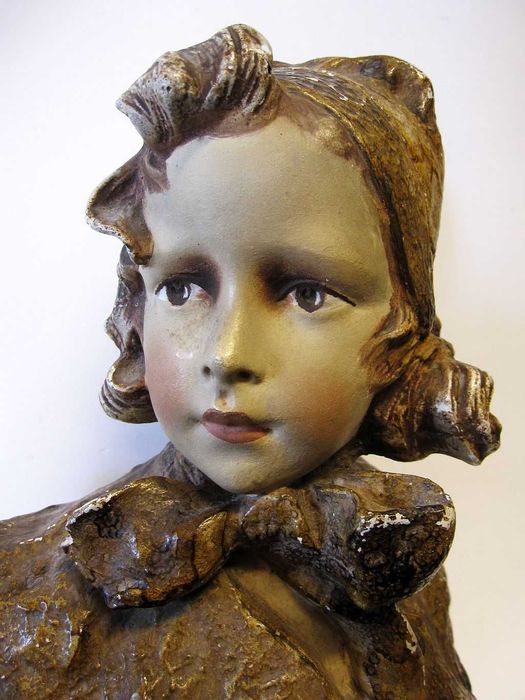 antigo busto francês de uma querida menina em gesso policromado