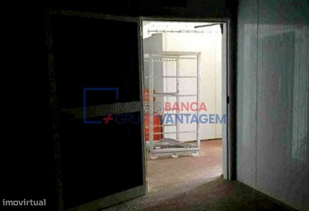 Armazém industrial situado em 2 lotes na Zona Industrial de Vale de...