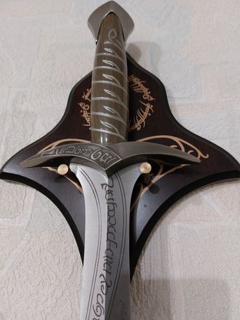 Металлический   меч   на  деревянной   резной   подвеске