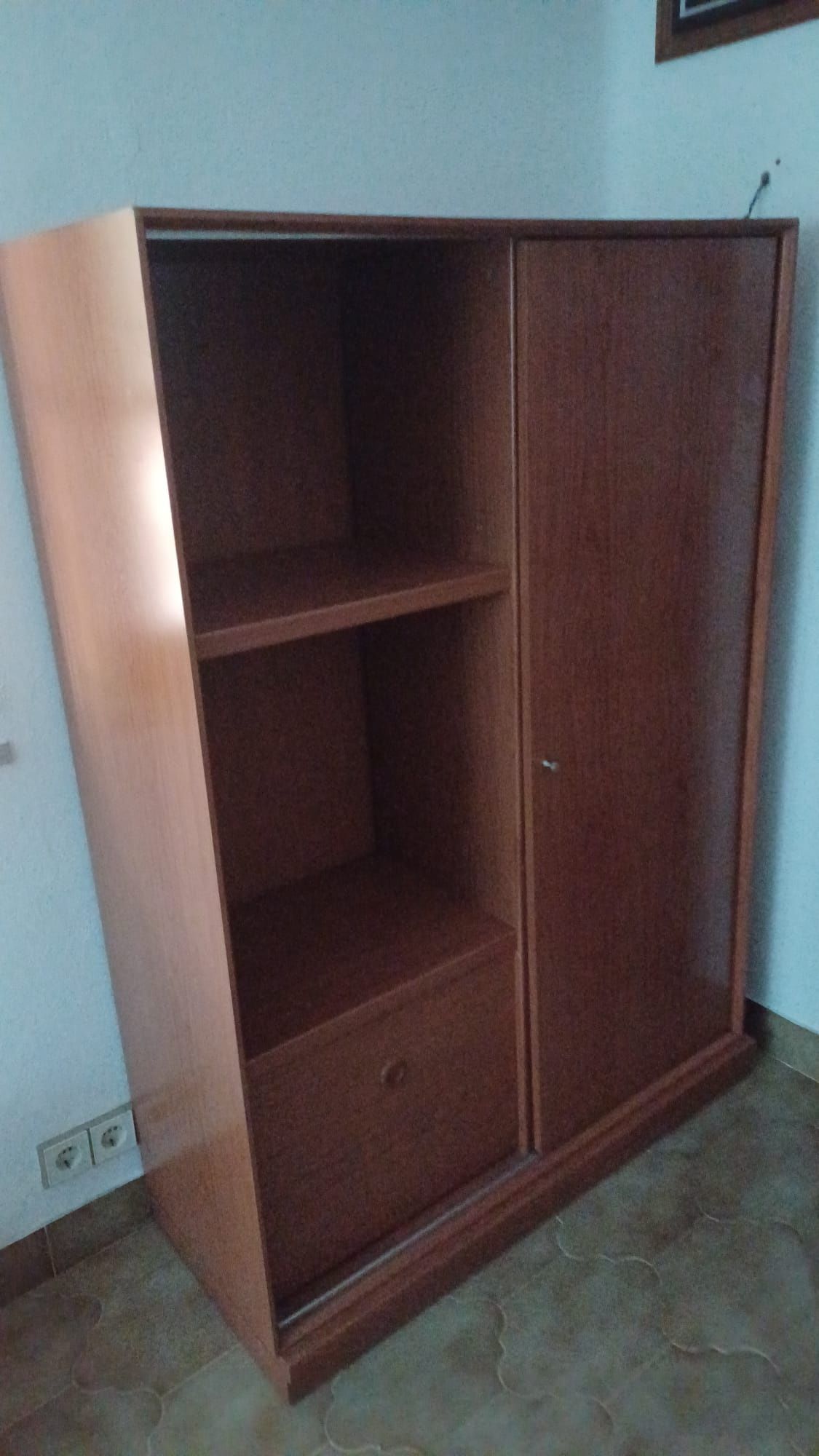 Móvel com parteleiras com porta de correr
