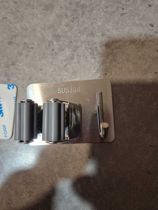 samoprzylepny uchwyt na miotłę ze stali nierdzewnej,