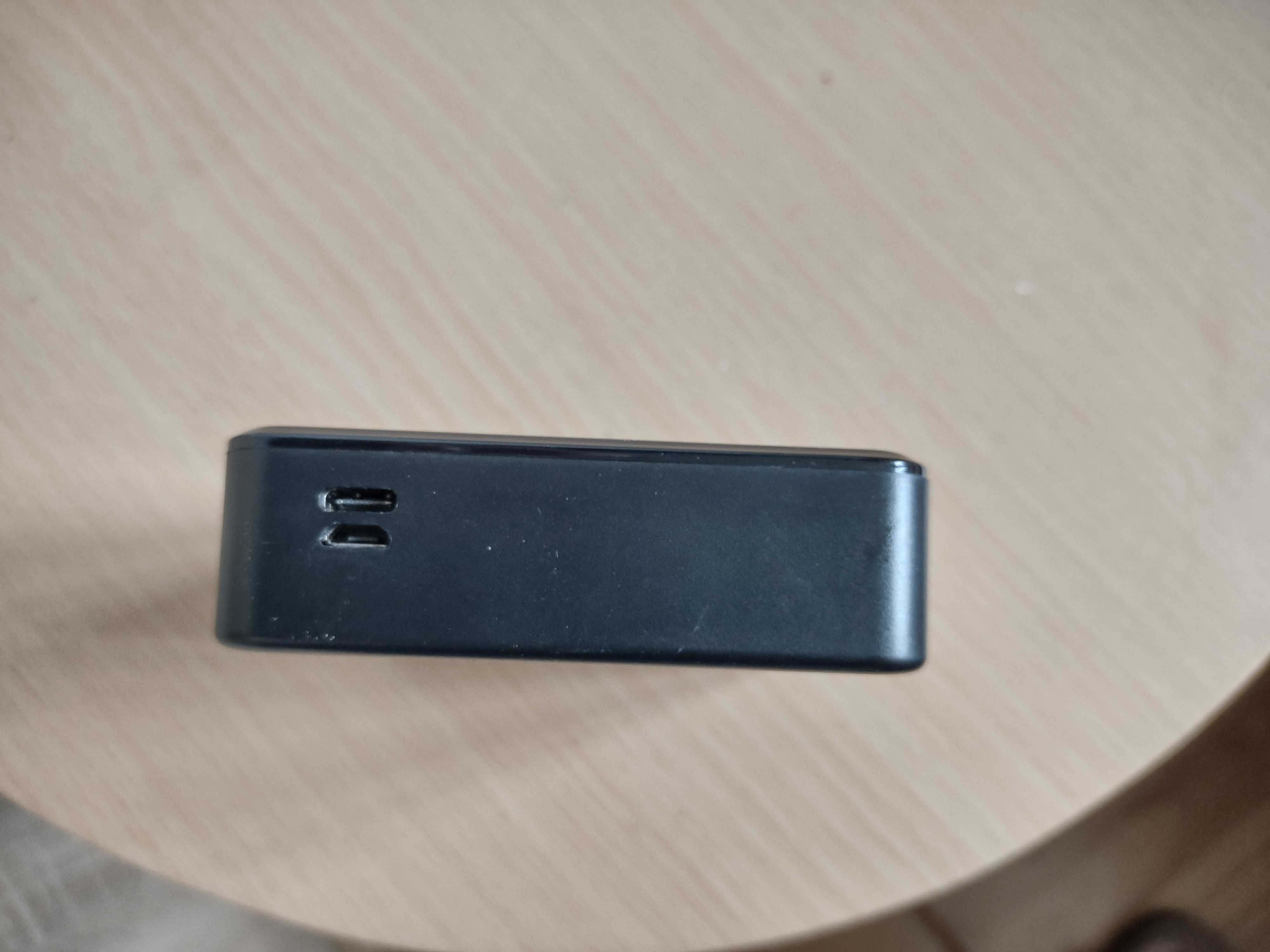 Power bank sprawny, ładuje się oddaje energię, z obu portów