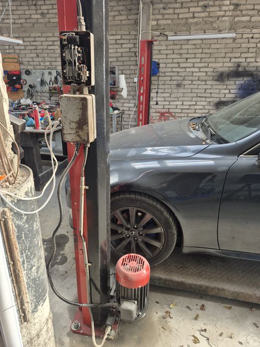 Podnośnik czterokolumnowy śrubowy