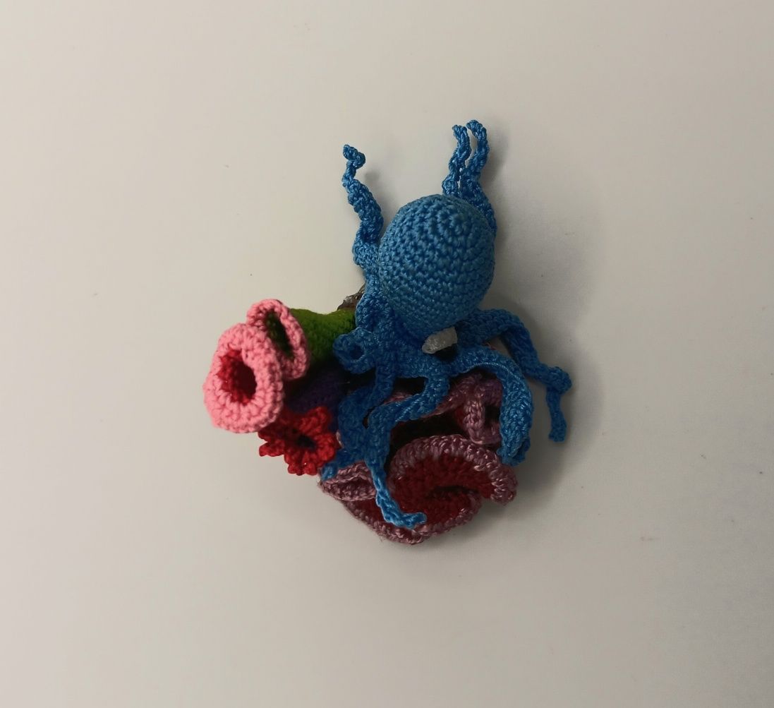 Coral reef com polvo em crochet miniatura dollhouse