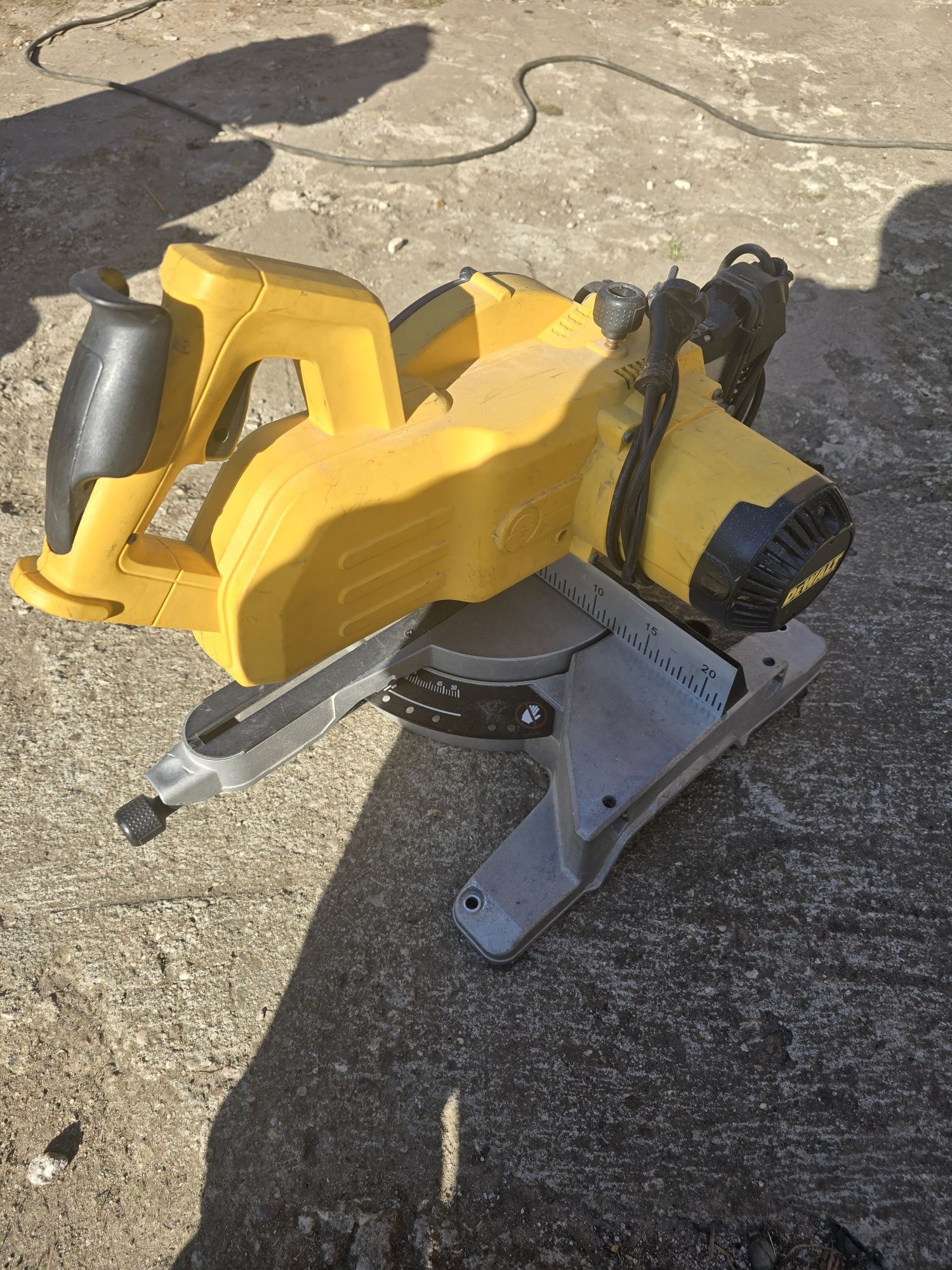 Piła ukośnica DeWalt DW770