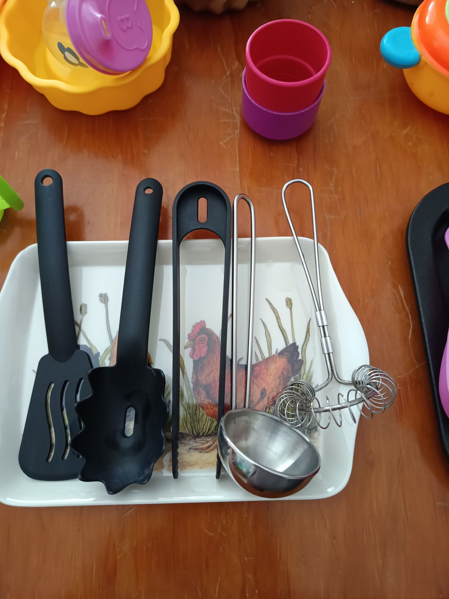 Cozinha de madeira com vários acessórios