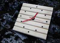 Niebanalny zegar drewniany handmade z czerwonymi wskazówkami