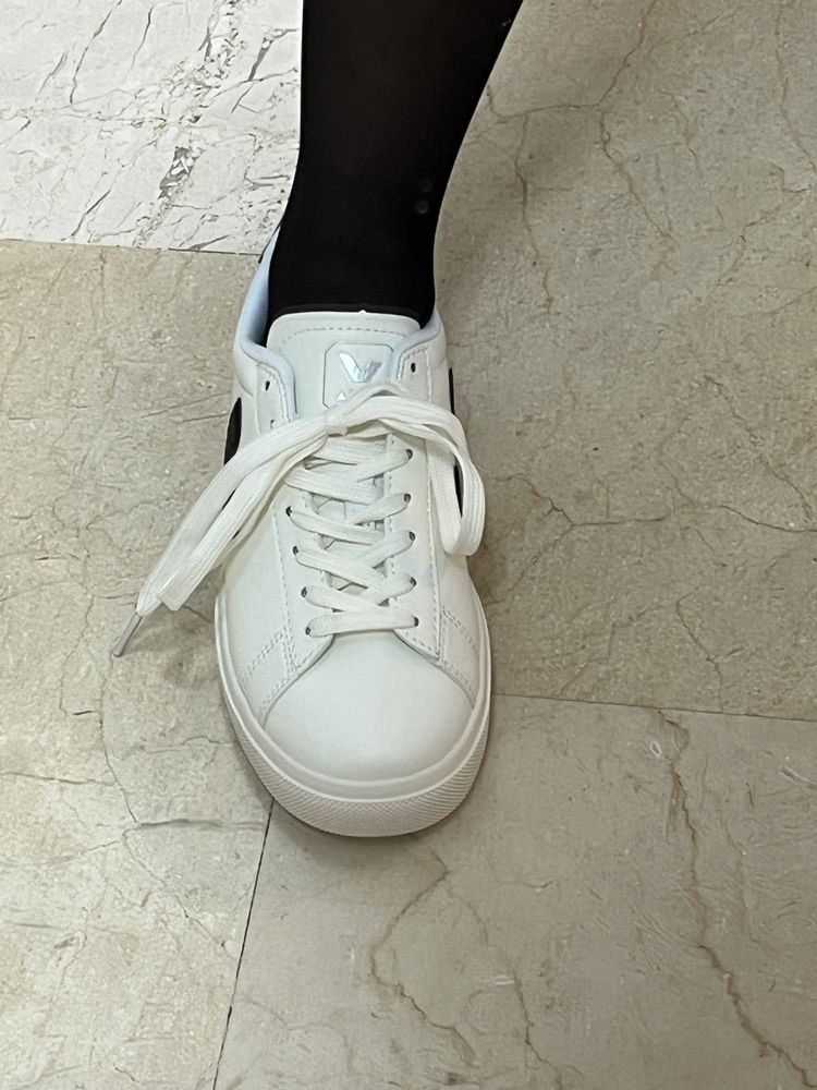 Tenis brancos e pretos Veja