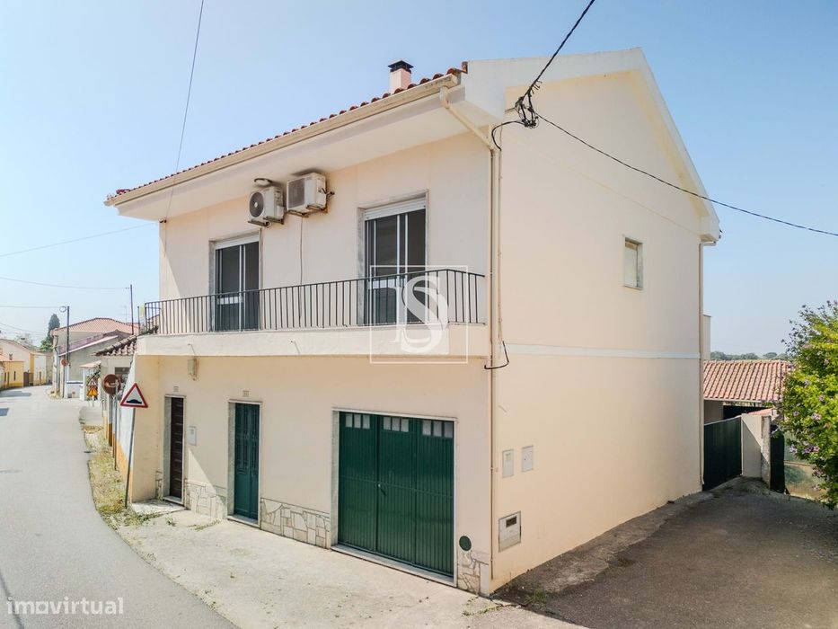 Moradia T2+2  com anexos e terraço no centro de Lamarosa