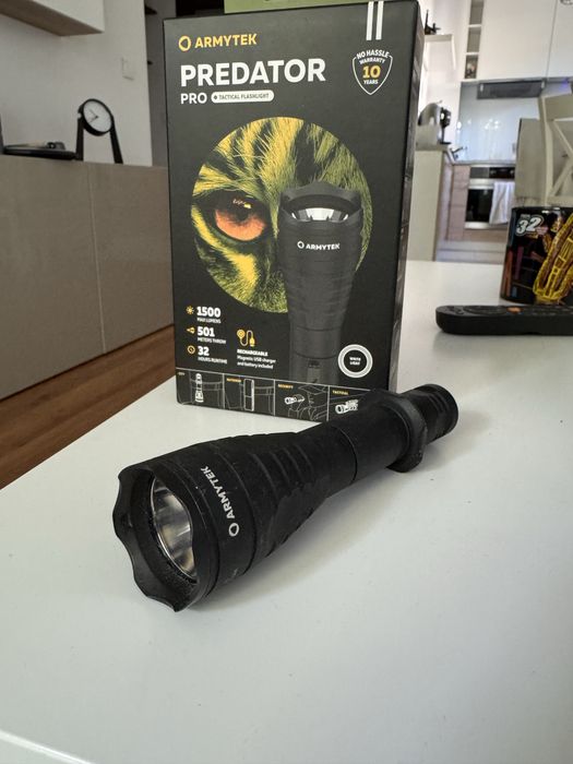 Latarka taktyczna Armytek Predator Pro white light