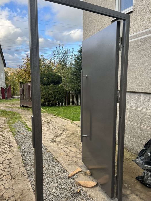 Двері в під'їзд в гараж в підвал