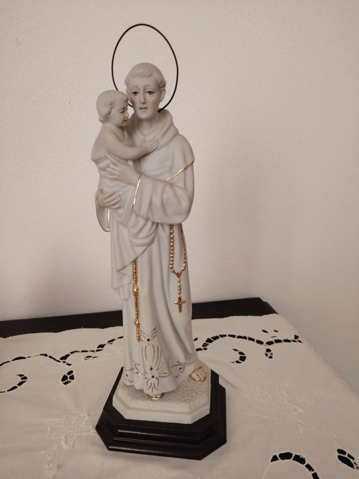 Santo António em Porcelana Fina com Pedraria e contornos em Dourado