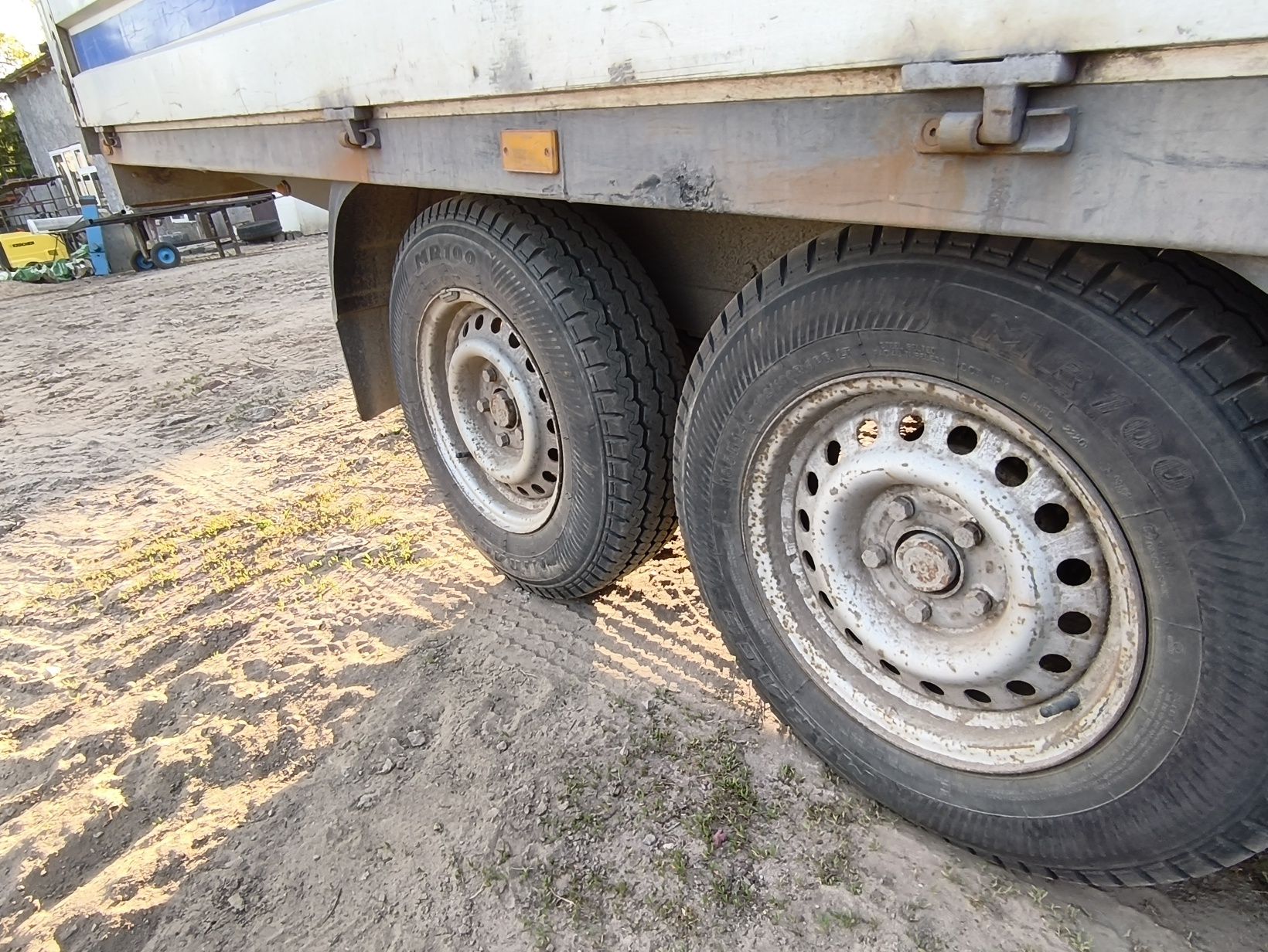 Przyczepa towarowa Saris laweta dmc 2700 kg rok 2005