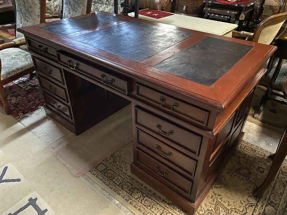 Duże biurko w stylu kolonialnym