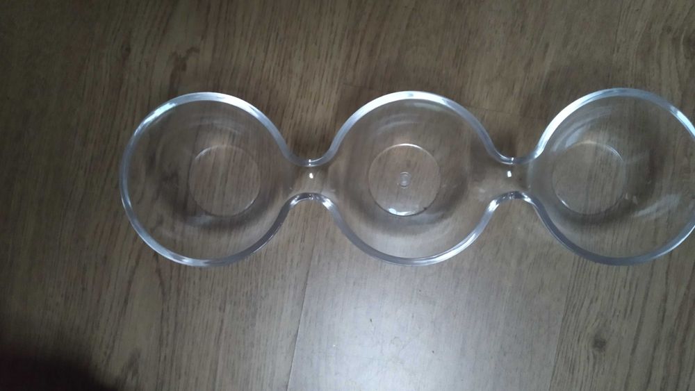 Prato triplo de molhos, aperitivos, frutos secos, em acrílico. NOVO